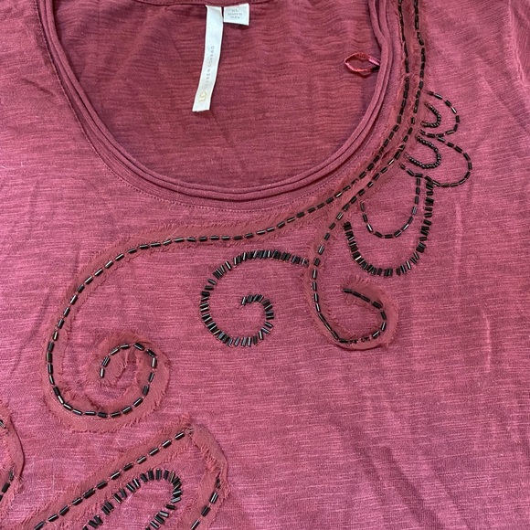 Lauren Conrad Size XL Maroon Short Sleeve Shirt with a Design with Black Beads - Picture 11 of 16